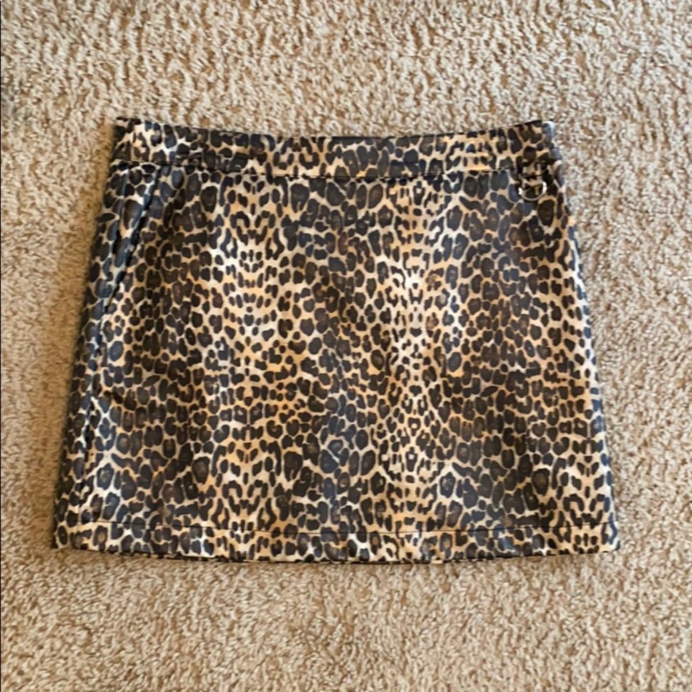 Cute Cheetah print skirt with pockets!!